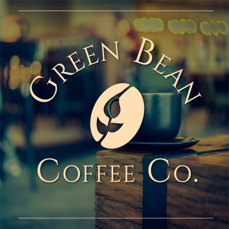 Logo der Green Bean Coffee Co. mit stilisiertem Kaffeebezug auf Holzuntergrund.